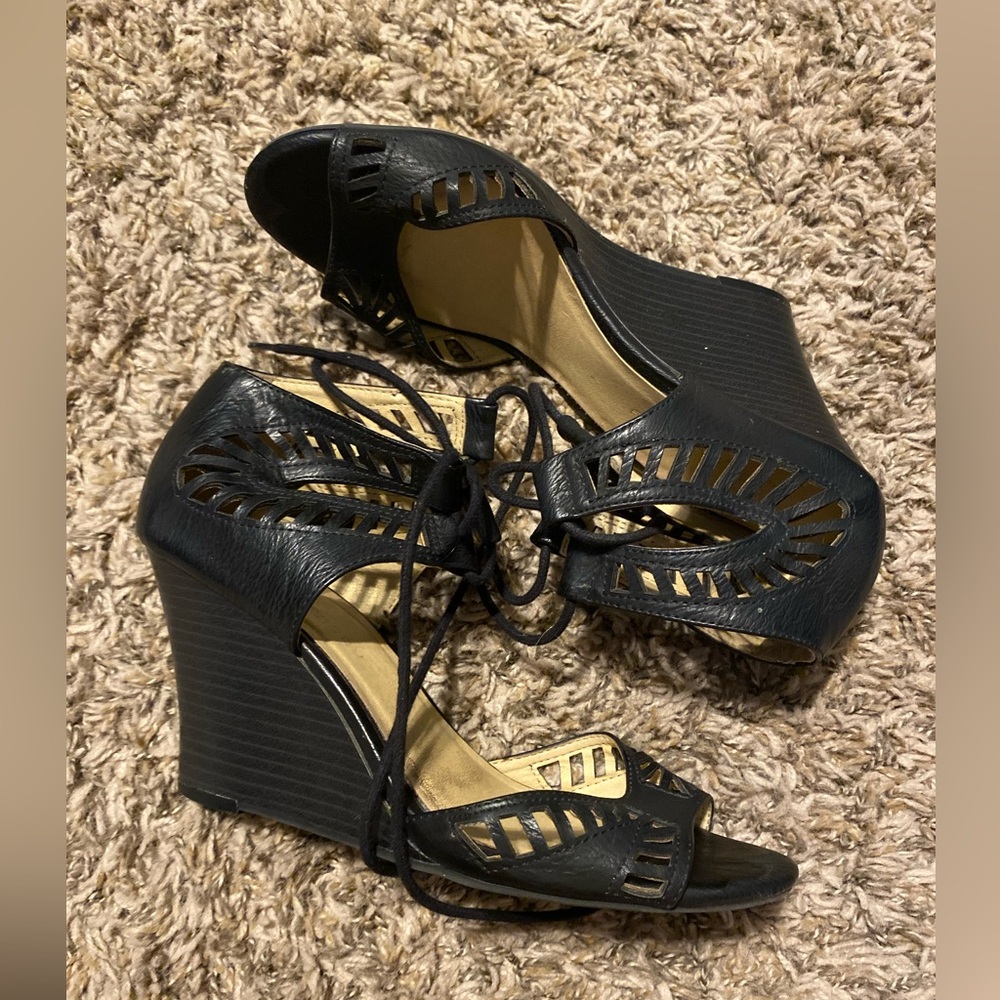Black wedges